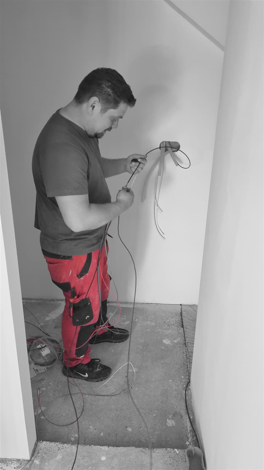 Elektroinstalater pri radu - Elektro Kralj